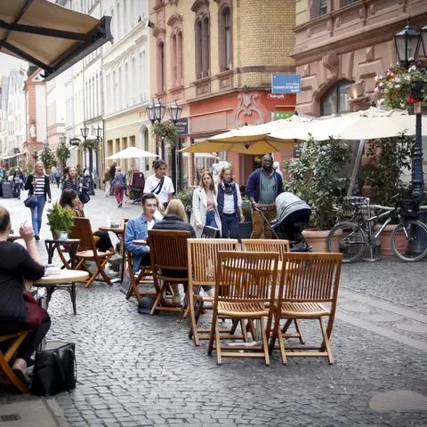 Der Stadtrat verlängert den Mainzer Lokalen die Erlaubnis zu erweiterten Außengastronomie.
