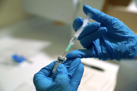 Eine Spritze mit dem Pfizer/Biontech-Impfstoff gegen das Coronavirus wird vorbereitet. Foto: dpa