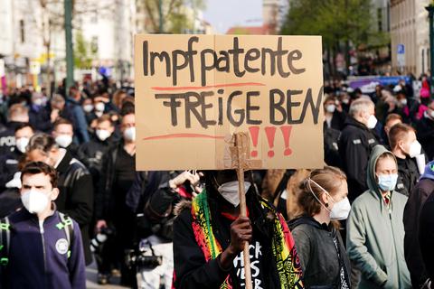Ein Plakat bei der Demonstration am 1. Mai in Berlin. Foto: dpa