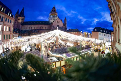 In der Mainzer Innenstadt soll es auch in diesem Jahr Weihnachtsbeleuchtung geben. Zu dieser gehört auch der Lichterhimmel auf dem Markt. Inwiefern Straßen und Plätze in Stadtteilen ebenfalls weihnachtlich illuminiert werden sollen, wird diskutiert. Archivfoto: Sascha Kopp