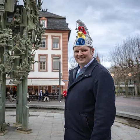 Florian Sitte vor dem Mainzer Fastnachtsbrunnen: Der Präsident und neue Till des MCC ist hauptberuflich Zahnarzt.