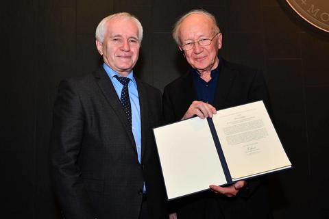 Heinz Holliger (r.) erhält von Prof. Reiner Anderl die Urkunde zum Robert-Schumann-Preis. © hbz/Kristina Schäfer