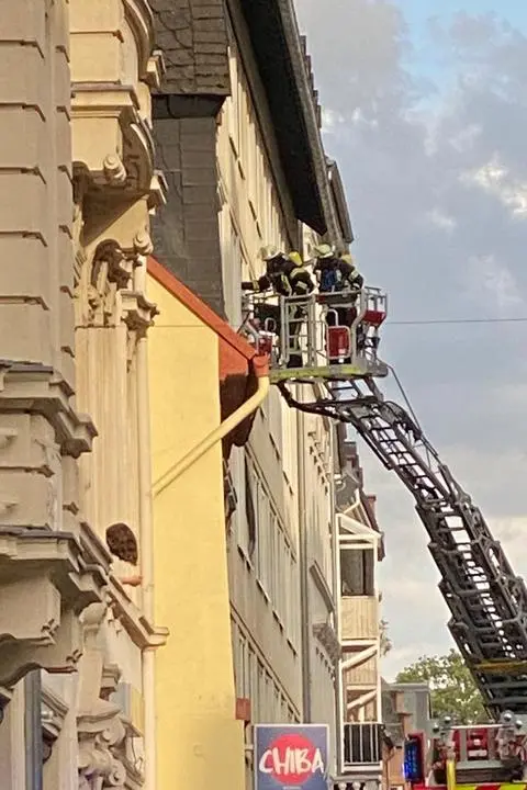Brand in der Neutorstraße: Die Einsatzkräfte suchen nach Personen in dem verrauchten Gebäude.