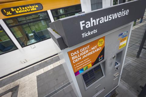 Das 9 Euro-Ticket schlägt sich auch in den Verkaufszahlen der Sondermonatskarte wieder. Inzwischen ist sie außerdem auch am Automaten und an Vorverkaufsstellen erhältlich. 