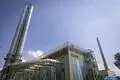 Aus Gas wird Strom und Fernwärme: Vorne ist das Blockheizkraftwerk der KMW auf der Ingelheimer Aue zu sehen, rechts der hohe Schornstein des älteren Kombikraftwerks.