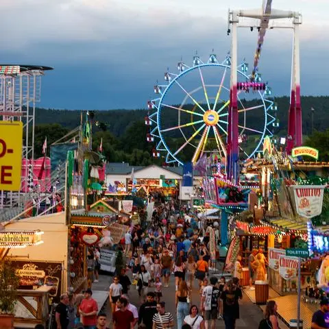 Erbacher Wiesenmarkt - Das größte Volksfest Südhessens hat eine über 200 Jahre lange Tradition.  Gefeiert wird zehn Tage lang mit einem großen Vergnügungspark und einem Händlermarkt bei der Südhessen-Messe.