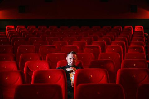 Sebastian Eckerlein vom Kino in Erbach wird bald nicht mehr allein im Kinosaal sitzen. Am Donnerstag heißt es wieder „Film ab“. Archivfoto: Dirk Zengel