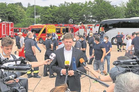 Den Aufbruch der hessischen Feuerwehrleute nach Griechenland begleitete am Montag in Hösbach der hessische Staatssekretär Stefan Heck. Foto: Land Hessen