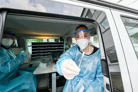 Mit der Mission zum Testen: Ralf Sommer und Johanna Dick von der Rats-Apotheke in Michelstadt in deren Corona-Testmobil. Foto: Dirk Zengel