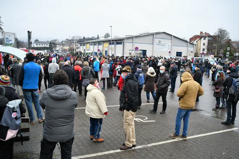 Mehrere hundert Menschen haben am Sonntag auf dem Bienenmarktplatz in Michelstadt gegen die Corona-Maßnahmen demonstriert.  Foto: Michael Lang