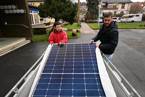 Arbeitskollegen Marco Tischler (rechts) und Oat Trinh haben je ein Solarpanel für ihren Balkon gekauft. Foto: Dirk Zengel