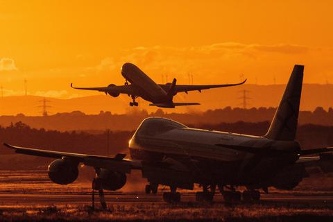 In der Abenddämmerung startet ein Flieger vom Frankfurter Flughafen. Foto: dpa
