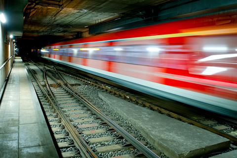 ARCHIV - 26.08.2015, Hessen, Frankfurt/Main: Eine S-Bahn fährt am Hauptbahnhof in den Tunnel hinein.   (zu dpa «Gleisbruch bremst S-Bahn-Verkehr in Rhein-Main-Gebiet gehörig aus») Foto: Christoph Schmidt/dpa +++ dpa-Bildfunk +++