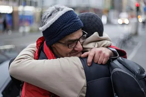 Der suchtkranke Afcin und Mohamed haben ein vertrautes Verhältnis.