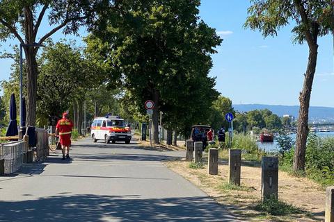 Am Victor-Hugo-Ufer wurden am Samstag Munitionsreste gefunden. Zum Abtransport musste das Rheinufer gesperrt werden.                 Foto: Carina Schmidt