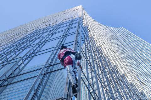Bereits im November waren Extremkletterer in Frankfurt das Skyper-Hochhaus ohne Sicherung emporgeklettert.  Archivfoto: dpa