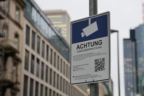 Hinweis auf Überwachungskameras im Frankfurter Bahnhofsviertel.