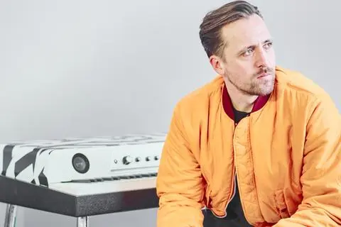 Das Album „Das ist alles von der Kunstfreiheit gedeckt“ hat Danger Dan zu Klavierbegleitung aufgenommen.  Foto: Jaro Suffner