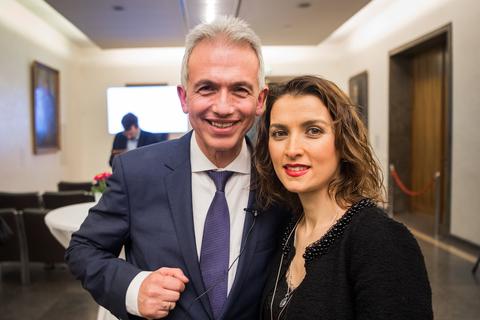 Powerpaar: So präsentierten sich Frankfurts Oberbürgermeister Peter Feldmann und seine Frau Zübeyde 2018. Mittlerweile sind beide getrennt und beschäftigen in Frankfurt eher die Gerichte als den Boulevard.