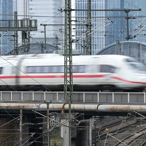 Ein ICE der Bahn verlässt den Frankfurter Hauptbahnhof. Mit dem Fahrplanwchsel 2022 soll sich für Zugreisende im Rhein-Main-Gebiet einiges verbessern.