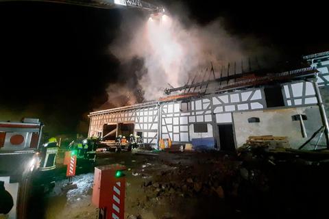 Der Dachstuhl des Hofguts Schmitte in Biebertal brennt bei einem Feuer aus. Die Feuerwehr kann verhindern, dass die Flammen auf das gesamte Gebäude übergreifen.  Foto: Feuerwehr Biebertal 