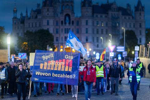 Protest gegen hohe Energiepreise, die Sanktionen gegen Russland und noch vieles mehr: In Schwerin gingen am Montagabend mehrere 1000 Menschen auf die Straße.  Foto: dpa