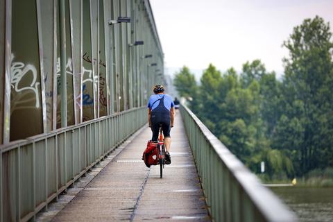 Bei der Studie zur Radschnellverbindung spielt auch die Frage der besten Rheinquerung eine wichtige Rolle. Foto: Sascha Kopp