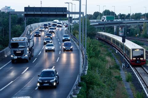 Auto vs. ÖPNV: Was lohnt sich heutzutage eher? Foto: dpa/Carsten Koall