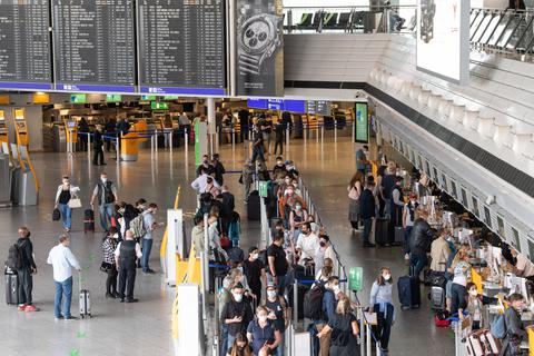 Passagiere am Frankfurter Flughafen. Foto: dpa