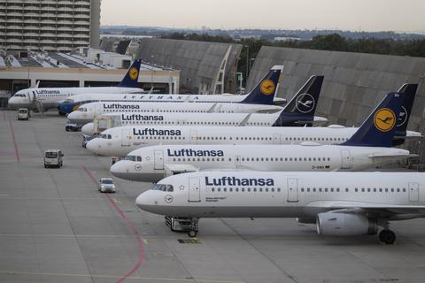 Passagiermaschinen der Lufthansa stehen auf dem Flughafen Frankfurt. Foto: dpa