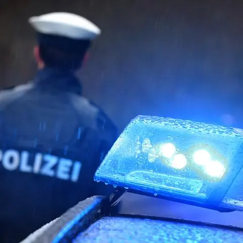 Ein Polizist an einer Unfallstelle.