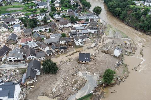 Weitgehend zerstört und überflutet ist das Dorf Schuld im Kreis Ahrweiler nach dem Unwetter mit Hochwasser. Foto: dpa