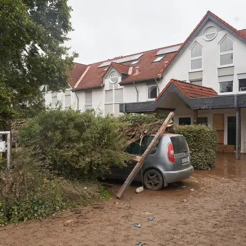 Aufgrund des schnell steigenden Wassers konnten zwölf Menschen aus dem Behindertenwohnheim Lebenshilfe-Haus in Sinzig nicht  mehr vor den Fluten der Ahr gerettet werden.