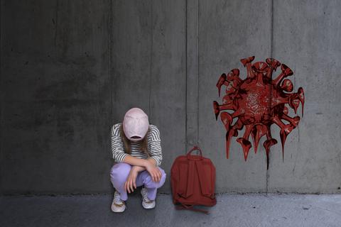 Ein Mädchen lehnt zusammengekauert an einer Wand. Mehr Kinder und Jugendliche sind depressiv. Foto: pixelschoen - stock-adobe