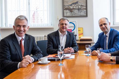 Einst enge Vertraute: Der ehemalige Frankfurter Oberbürgermeister Peter Feldmann (links) und der ehemalige Hauptamtsleiter Tarkan Akman (rechts) bei einem Arbeitstreffen.