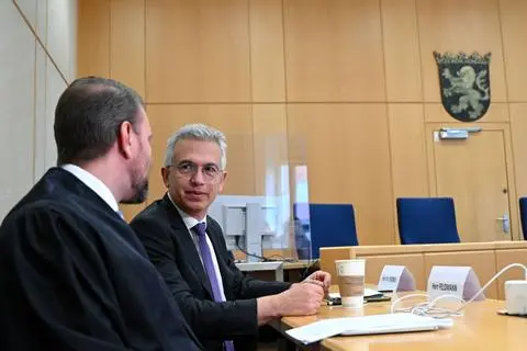 Frankfurts OB Peter Feldmann (SPD) sitzt zu Prozessbeginn im Gerichtssaal des Landgerichts neben seinem Verteidiger David Hofferbert. Der umstrittene Oberbürgermeister muss sich vor dem Landgericht wegen Korruptionsvorwürfen verantworten. Foto: dpa