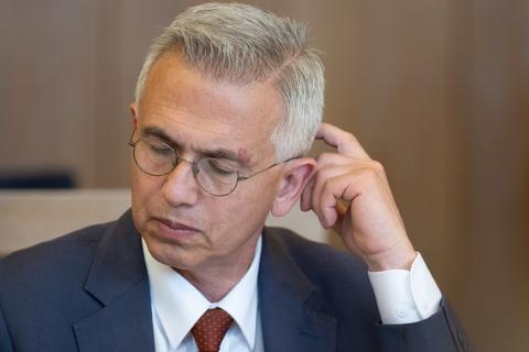 Peter Feldmann (SPD), Oberbürgermeister von Frankfurt, während der Stadtverordnetenversammlung im Römer. Foto: dpa