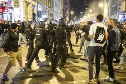 Im Bahnhofsviertel ging die Polizei mit Pfefferspray gegen gewalttätige Eintracht-Fans vor.  Foto: dpa