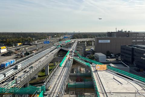 Bau der neuen Hochbahn am Frankfurter Flughafen