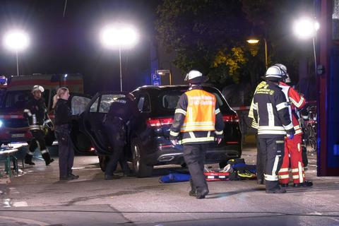 Einsatzkräfte der Polizei und Feuerwehr, sowie Rettungskräfte stehen im Rüsselsheimer Ortsteil Bauschheim an einer Unfallstelle. Foto: picture alliance/dpa/Keutz-TVNews | Keutz-TVNews