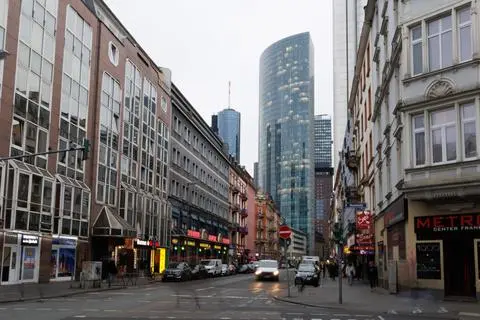 Straßen im Frankfurter Bahnhofsviertel mit Blick auf die Hochhäuser der Skyline im Hintergrund.