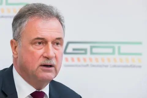 Claus Weselsky, Vorsitzender der Gewerkschaft Deutscher Lokomotivführer (GDL), spricht bei einer Presskonferenz zur Bilanz des Streiks im Güter- und Personenverkehr sowie der Bahn-Infrastruktur.  Foto: dpa