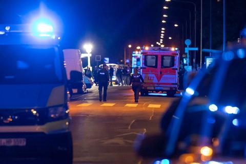 Bei einer Messerstecherei in Frankfurt ist ein Mensch getötet worden. Polizei und Rettungsdienste waren vor Ort. Foto: 5vision.media