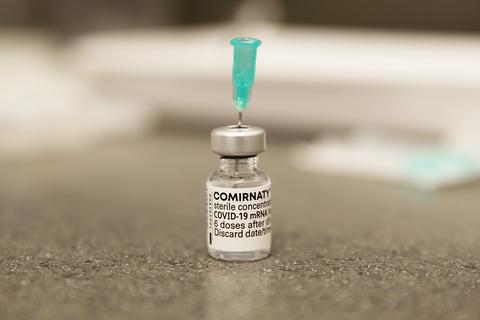 Eine Nadel steckt in einer Ampulle mit dem Corona-Impfstoff Comirnaty von Biontech/Pfizer. Symbolfoto: dpa