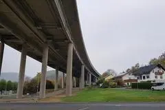 Der Haigerer Magistrat steht zur Tunnell&ouml;sung in Sechshelden. In H&ouml;he des Sportplatzes w&uuml;rde die Autobahn dann wieder auf die derzeitige Trasse f&uuml;hren.