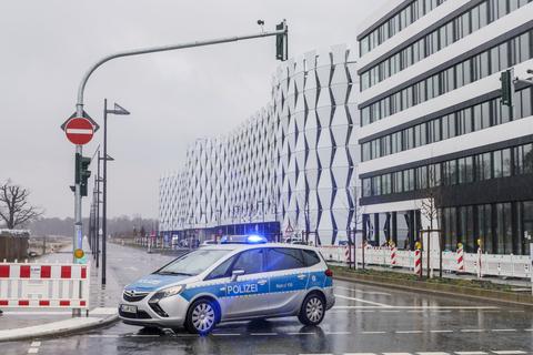 .In einem Parkhaus am Frankfurter Flughafen sind die Leichen einer Frau und eines Mannes entdeckt worden. 