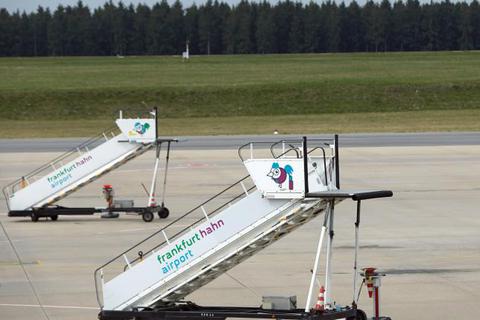 Der Verkauf des Flughafen Hahn im Hunsrück, an dem auch das Land Hessen beteiligt ist, rückt näher. Archivfoto: dpa 