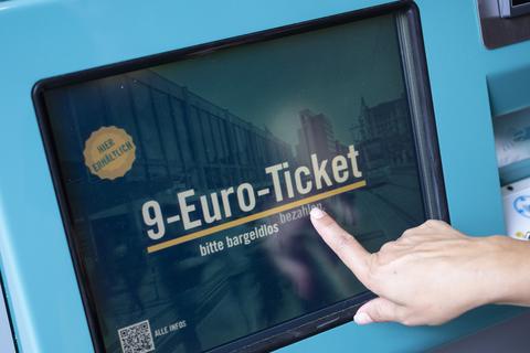 Eine Frau zieht sich an einem Fahrschein-Automaten ein 9-Euro-Ticket. Millionen Menschen in Deutschland haben sich ein 9-Euro-Ticket gekauft.  Symbolfoto: dpa