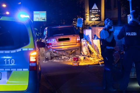 Der SUV, der die Ersatz-Bushaltestelle gerammt hat, steht an der Unfallstelle. Bei dem Unfall wurde auch ein Stromverteilerkasten zerstört. Foto: 5Vision Media