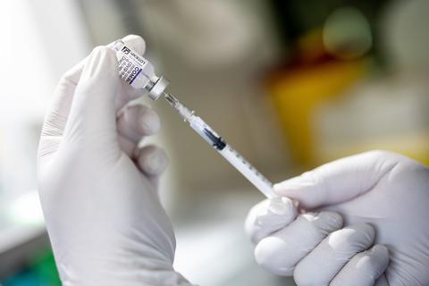 Nach der Impfung haben manche Menschen ähnliche Symptome wie bei Long-Covid. Foto: dpa